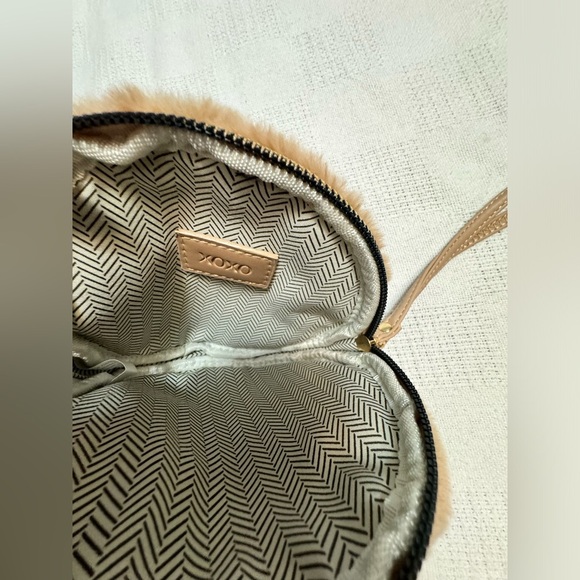 Fuzzy wristlet XOXO - Picture 5 of 5